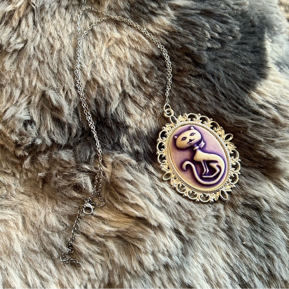 Handcrafted purple sitting pretty kitty cat cameo pendant on chain necklace - Picture 6 of 8